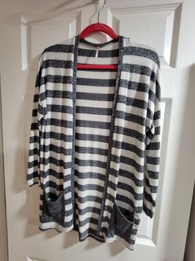 Comfy open front cardigan. Has black and white stripes. Has pockets. Size S.
